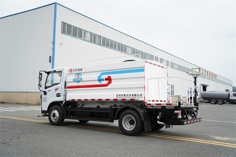 东风股份D6蓝牌洒水车 7方（燃油车）