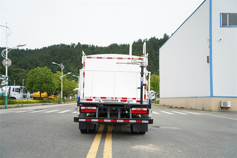 东风股份D6蓝牌洒水车 7方（燃油车）