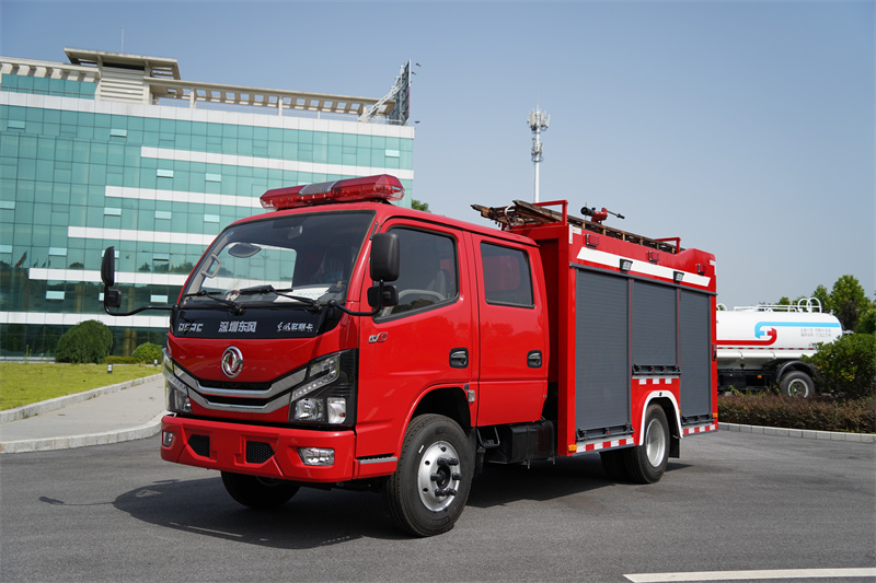 【汉成牌】东风多利卡2吨水罐消防车